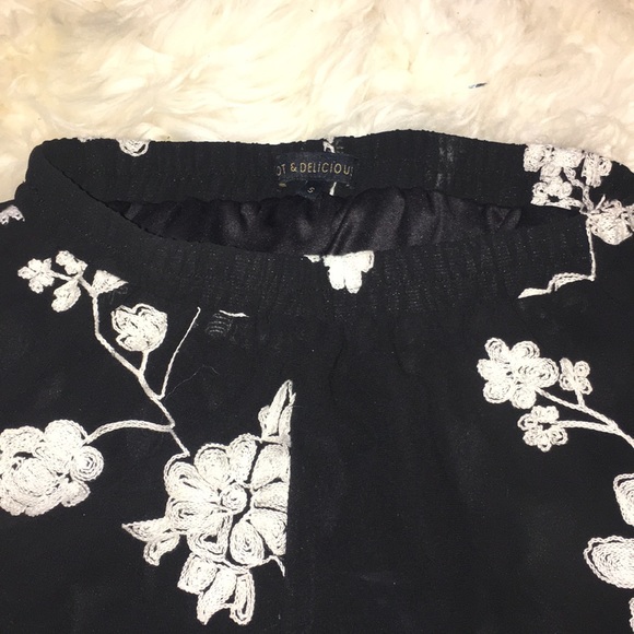 Shorts with mesh and floral design🌺 - Picture 3 of 3